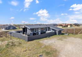 Strandnahes Ferienhaus mit Außensaune und Badetonne. Kat. nr.:  A1046, P Chr Dahls Vej 18;