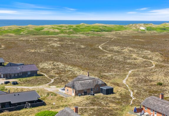 Stråtækt sommerhus med sauna og spa – tæt på strand