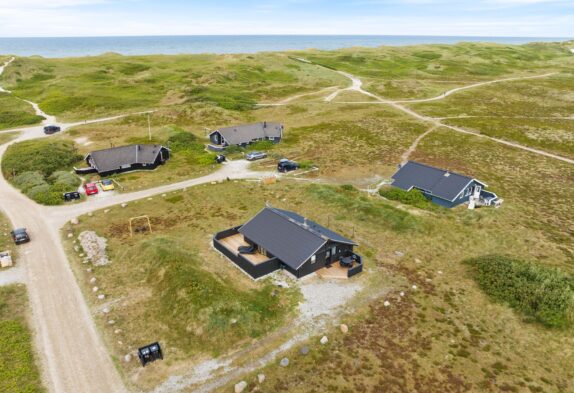 Strandnært sommerhus med spa, sauna og lukket terrasse