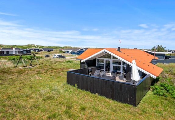 Strandnært sommerhus med spa og sauna i Bjerregård