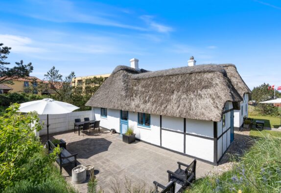 Idyllisk stråtækt sommerhus tæt på hav og fjord