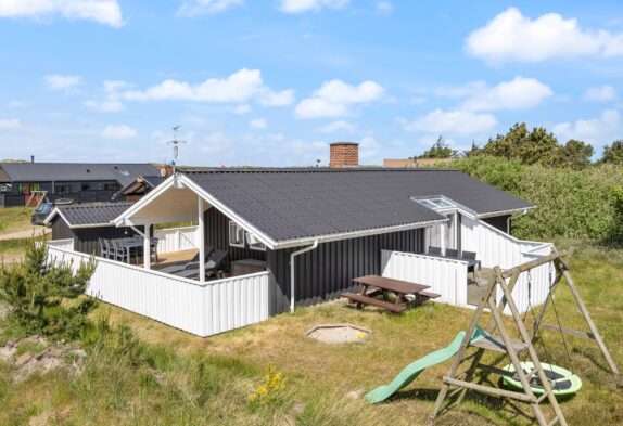 Lyst og venligt feriehus med lademulighed