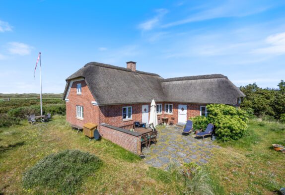 Feriehus med udsigt til klitlandskab ved Vesterhavet