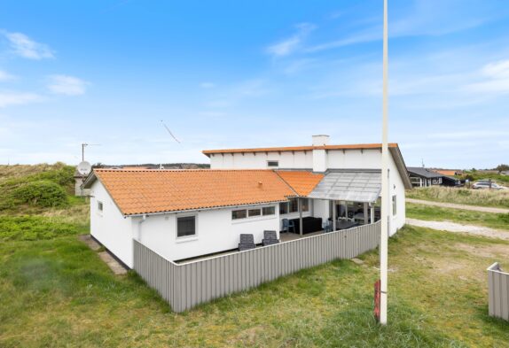 Spændende sommerhus med spa kun 200 meter fra havet