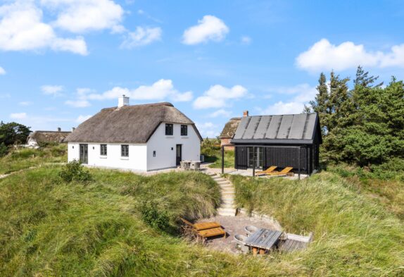 Idyllisk stråtækt feriehus med panoramaudsigt