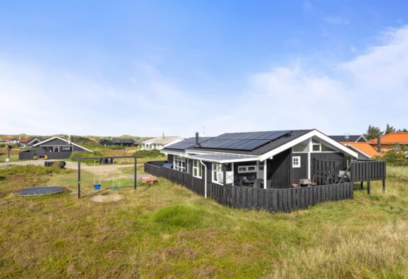 Lyst og familievenligt sommerhus nær Ringkøbing Fjord