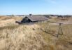 Strandnært sommerhus med brændeovn og lukket terrasse (billede 1)