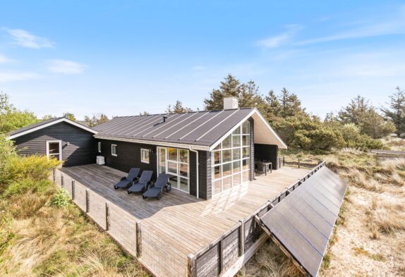 Feriehus med lukket terrasse tæt på klitter og strand