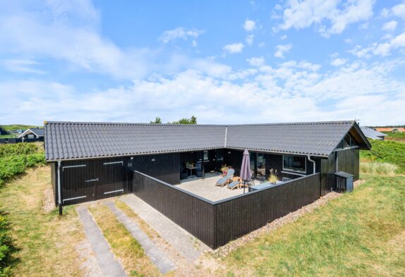 Dejligt sommerhus med lukket solgård tæt på stranden