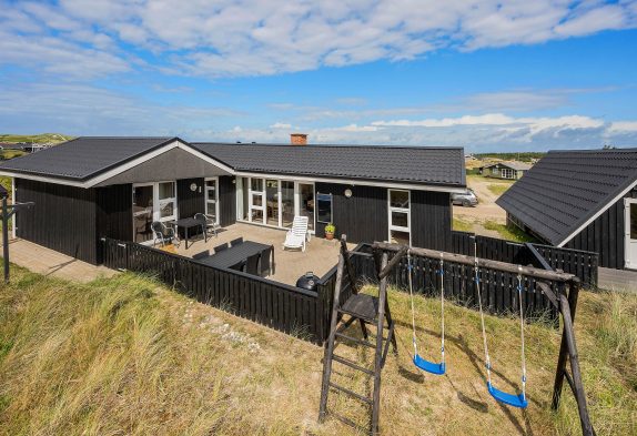 Gemütliches Ferienhaus in Bjerregård mit geschlossener Terrasse