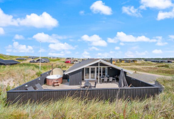 Strandnahes Ferienhaus mit Badetonne und Sauna, Hunde erlaubt