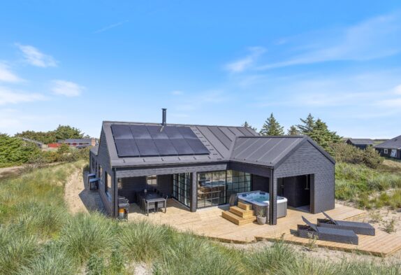 Arkitekttegnet og strandnært sommerhus med wellness