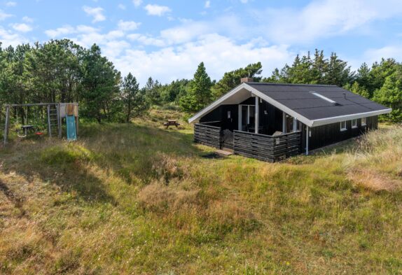 Sommerhus i Vestjylland med hyggelig alkove og brændeovn