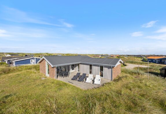 Ferie i Danmark i velindrettet sommerhus med sauna