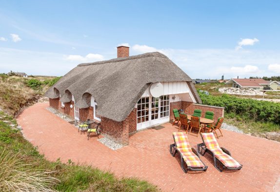 Hyggeligt feriehus med spa og stor terrasse på læfyldt grund