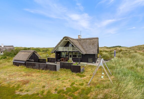 Hyggeligt stråtagsbelagt sommerhus i Bjerregaard ved Vesterhavet