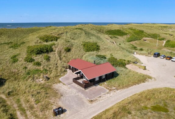 Skønt bjælkehus med sauna blot et stenkast fra Vesterhavet