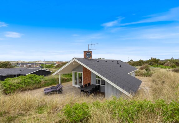 Sommerhus med skøn beliggenhed og afskærmet terrasse