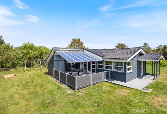 Børnevenligt sommerhus med gynge og sandkasse