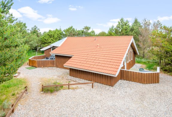 Familienfreundliches Ferienhaus mit Kamin in Bjerregård