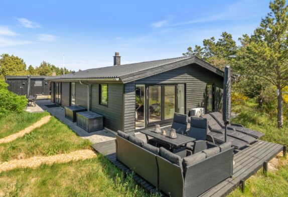 Hyggeligt 6-personers sommerhus med ladestik i Bjerregård