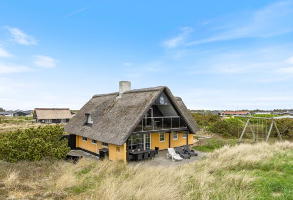 Stort og veludstyret sommerhus i 2 plan til 8 personer