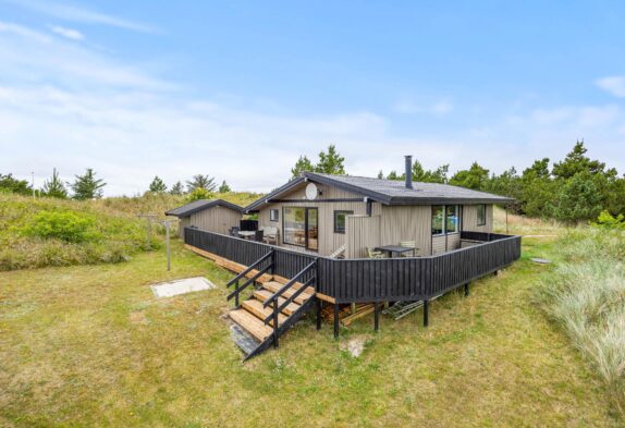 Traditionelt sommerhus med sauna og lukket træterrasse
