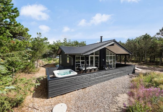 Kvalitetshus med sauna og udespa, lukket terrasse og hund tilladt