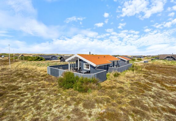 4-personers træsommerhus ved Vesterhavet med dejlige terrasser