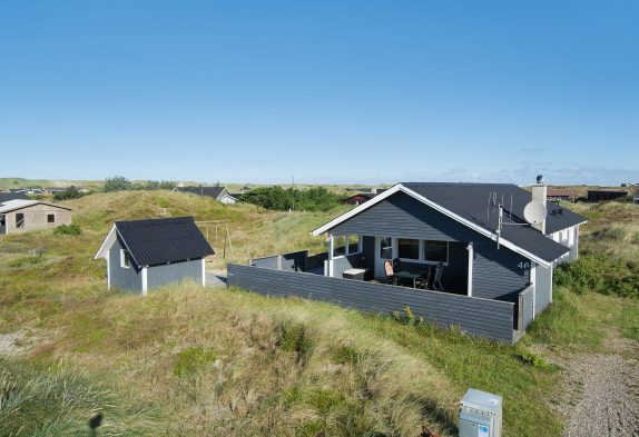 Lyst og venligt sommerhus i Danmark nær hav og klitter