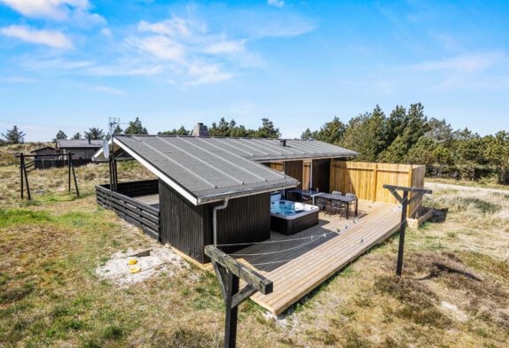 Ferienhaus mit Außen-Whirlpool in Bjerregård für 6 Gäste