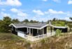 Charmerende feriehus med carport omgivet af skøn natur (billede 1)