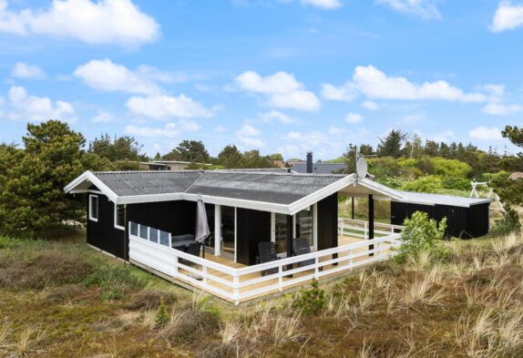 Charmerende feriehus med carport omgivet af skøn natur