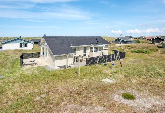 Lyst og velindrettet feriehus på vestkysten i Danmark