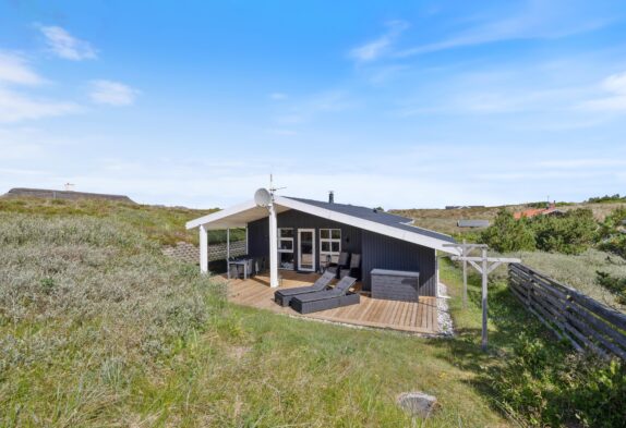 Dejligt sommerhus m. skøn terrasse, midt i klitterne og tæt på havet