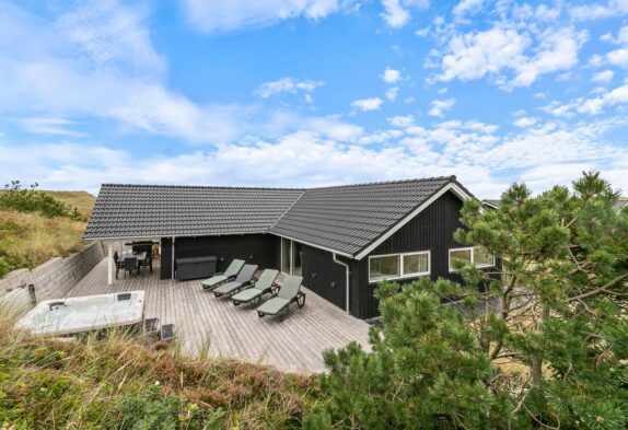 Skønt sommerhus i Bjerregård med sauna og udespa