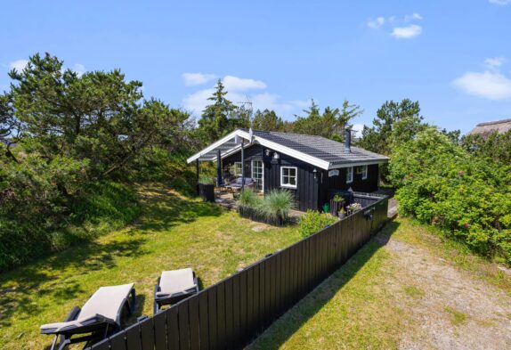 Strandnahes Ferienhaus in den Dünen mit Kamin