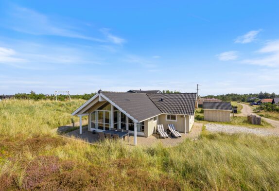 Traditionelt sommerhus i Bjerregård med sauna og brændeovn