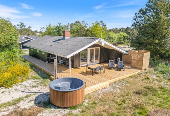 Hyggeligt sommerhus med vildmarksbad i Bjerregård