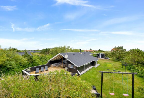 Sommerhus på skøn plænegrund med lukket terrasse, hund tilladt