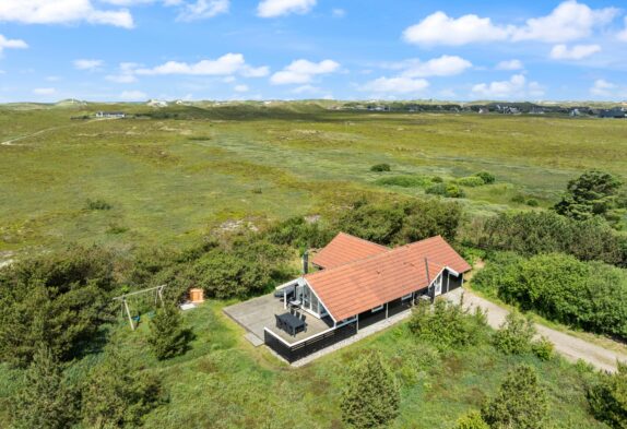 Indbydende sommerhus på skøn naturgrund ved Bjerregård