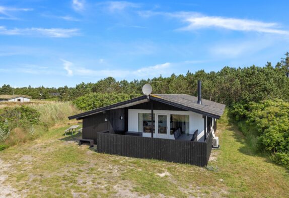 Typisch skandinavisches Ferienhaus mit Kamin in Bjerregård