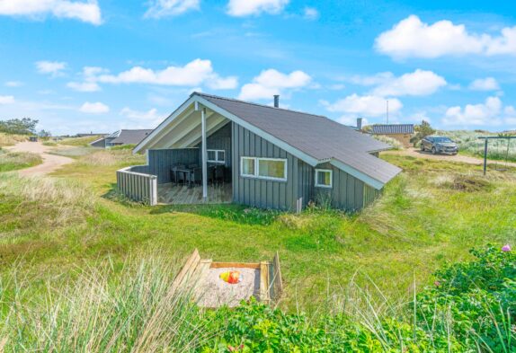 Feriehus med brændeovn og overdækket terrasse