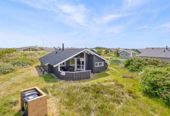 Feriehus med brændeovn og overdækket terrasse