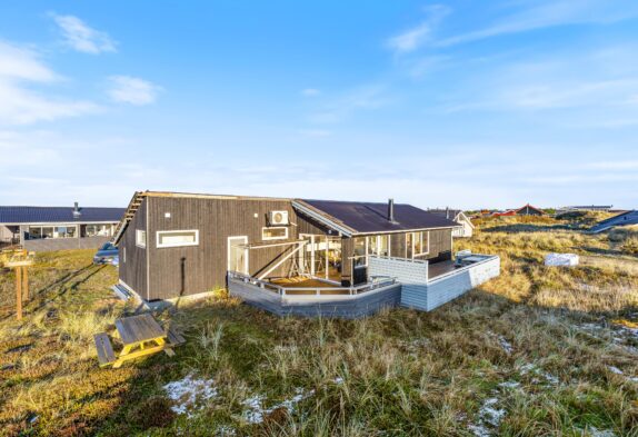 Familieferie i strandnært sommerhus med sauna og spa