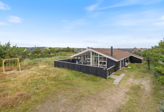 Strandnært sommerhus med sauna i Bjerregård