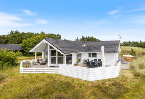 Rummeligt feriehus med stor terrasse og vildmarksbad