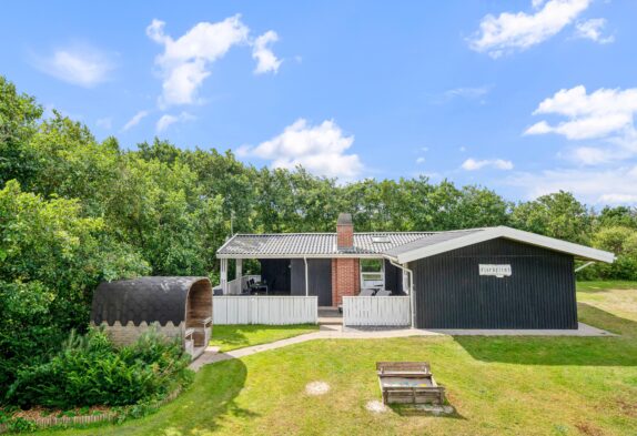 Ferienhaus mit Innen- und Außensauna in Bjerregård