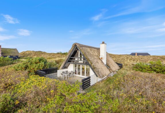 Strandnært stråtækt sommerhus til 4 personer