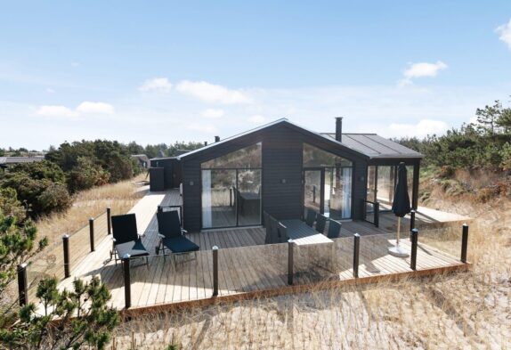 Moderne sommerhus med sauna og afskærmet terrasse